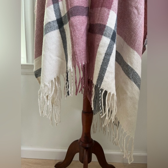 NWT Three Dots Cashmere/Wool Blend Celine Burgundy Plaid Blanket Scarf Poncho - Picture 4 of 12